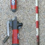 Détail de la Pompe Bou-Rouch, avec pompe d'aspiration à piston, tube métallique pointu et avec une partie crépinée à la base et tête de frappe
