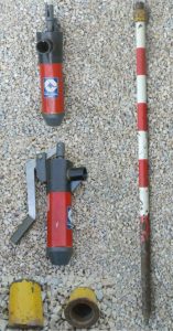 Détail de la Pompe Bou-Rouch, avec pompe d'aspiration à piston, tube métallique pointu et avec une partie crépinée à la base et tête de frappe